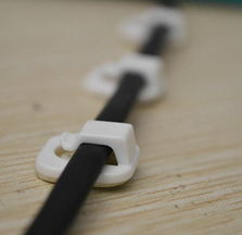 日本KM小號奶白粘貼式電話線固線夾 9枚入雙排電線固定器，高效理線新選擇